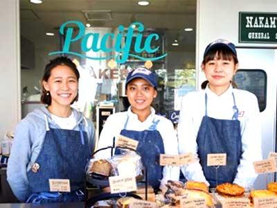 鎌倉 七里ヶ浜バイト 社員募集 パシフィックベーカリー Pacific Bakery 七里ヶ浜で大人気ベーカリーアルバイト 制服もかわいい オシャレなカフェ 髪型自由に働けます 求人採用情報 飲食店求人サイトシャキシャキ